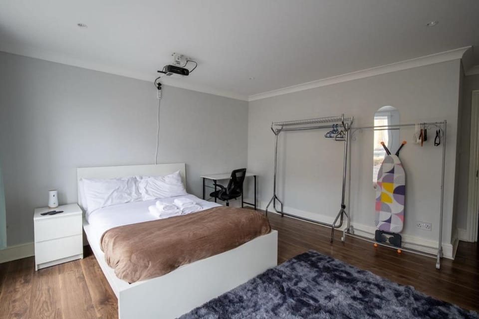Brick Lane Modern 2BR Apartment Up To 5 Apartment in London Borough of Hackney
