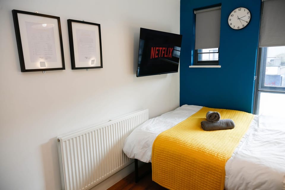 Bed, TV and multimedia, Bedroom, towels