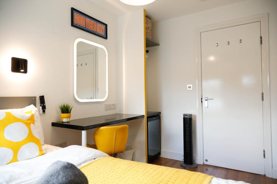 Bed, Photo of the whole room, Decorative detail, Seating area, Bedroom