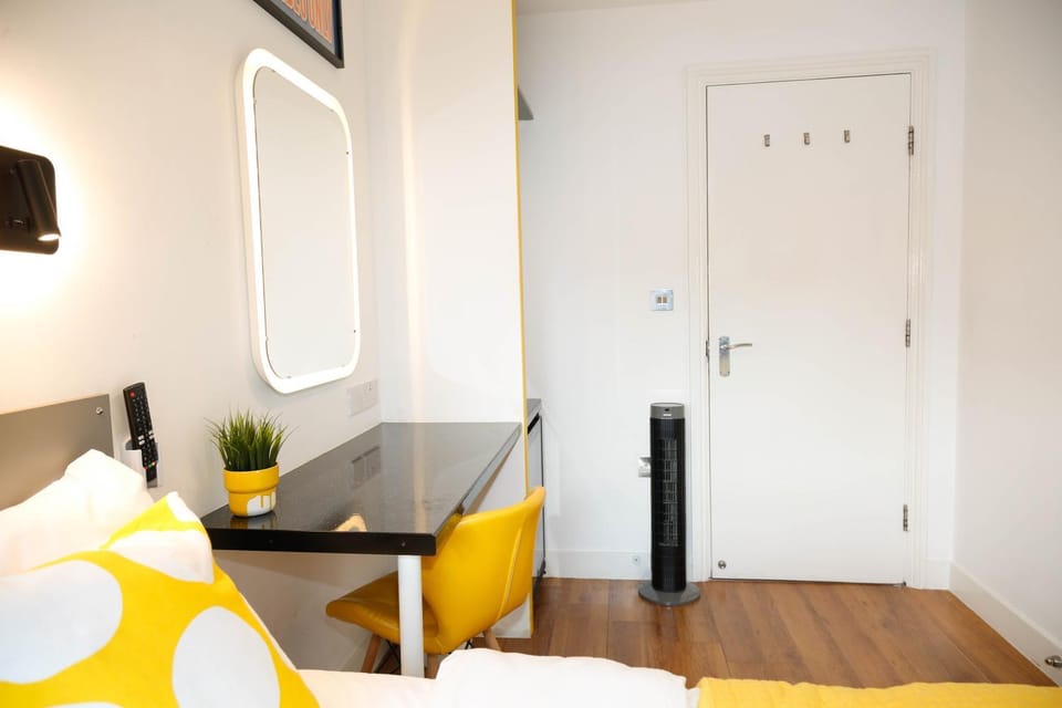 Bed, Seating area