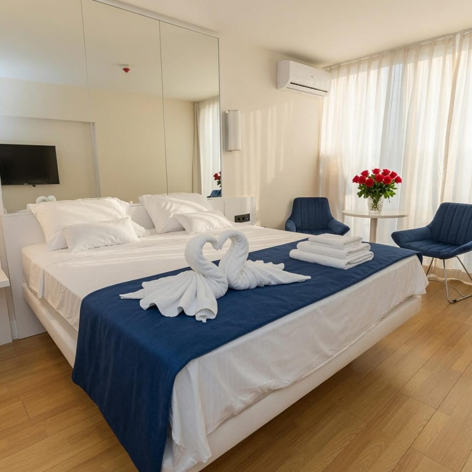 Bed, TV and multimedia, Photo of the whole room, Bedroom, towels, air conditioner
