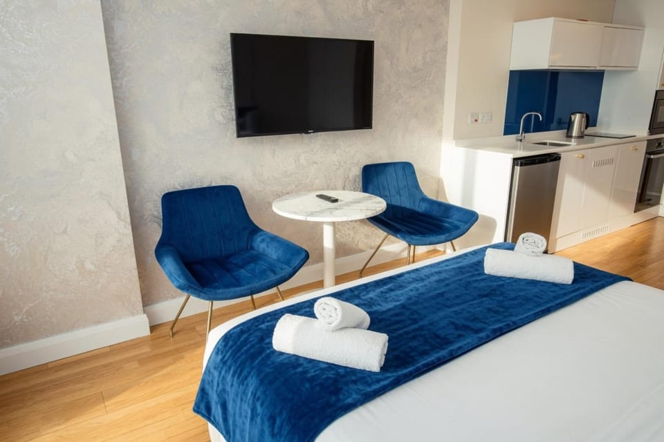 Bed, TV and multimedia, Kitchen or kitchenette, Living room, Photo of the whole room, Seating area, Bedroom, towels