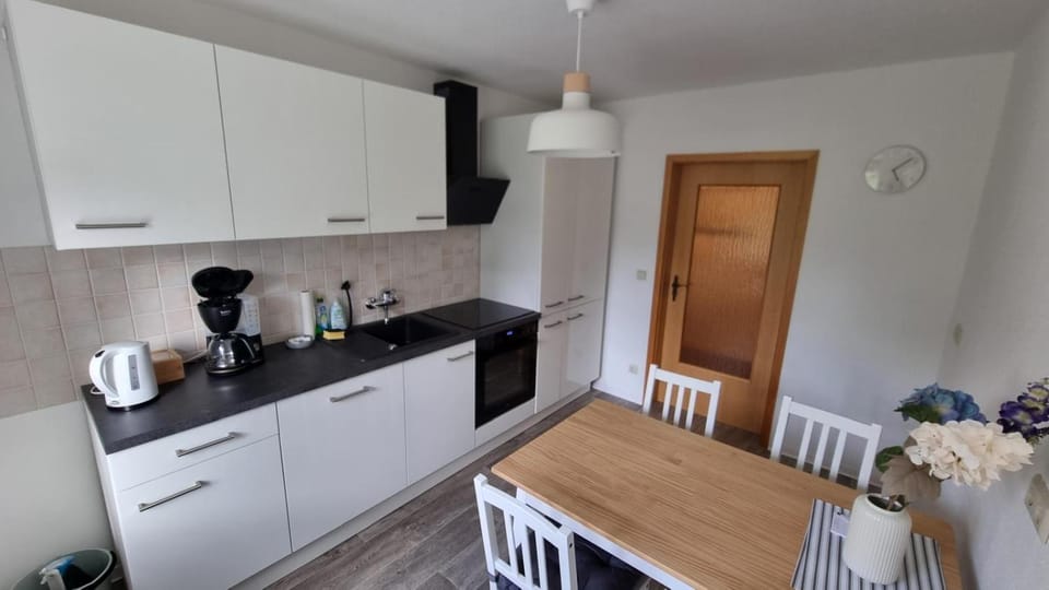 Coffee/tea facilities, Kitchen or kitchenette, Dining area, dishwasher, stove