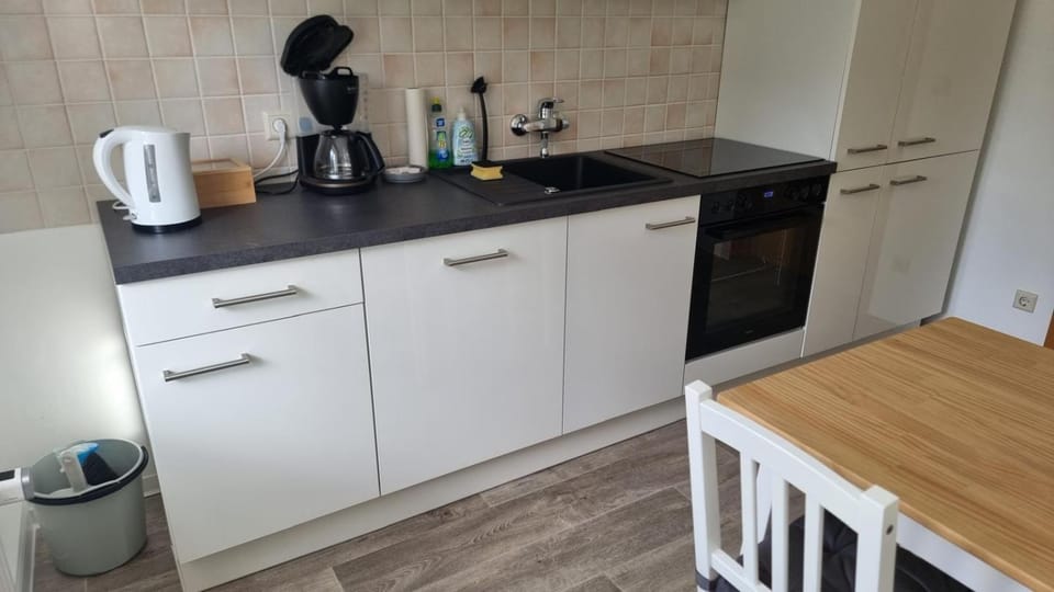 Coffee/tea facilities, Kitchen or kitchenette, stove