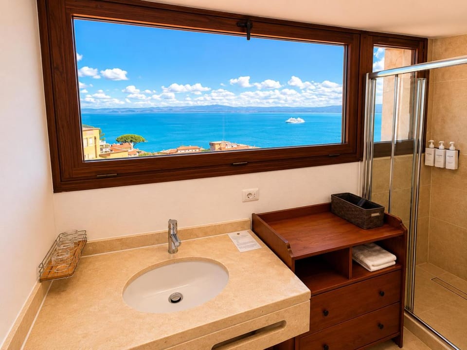 Bathroom, Sea view