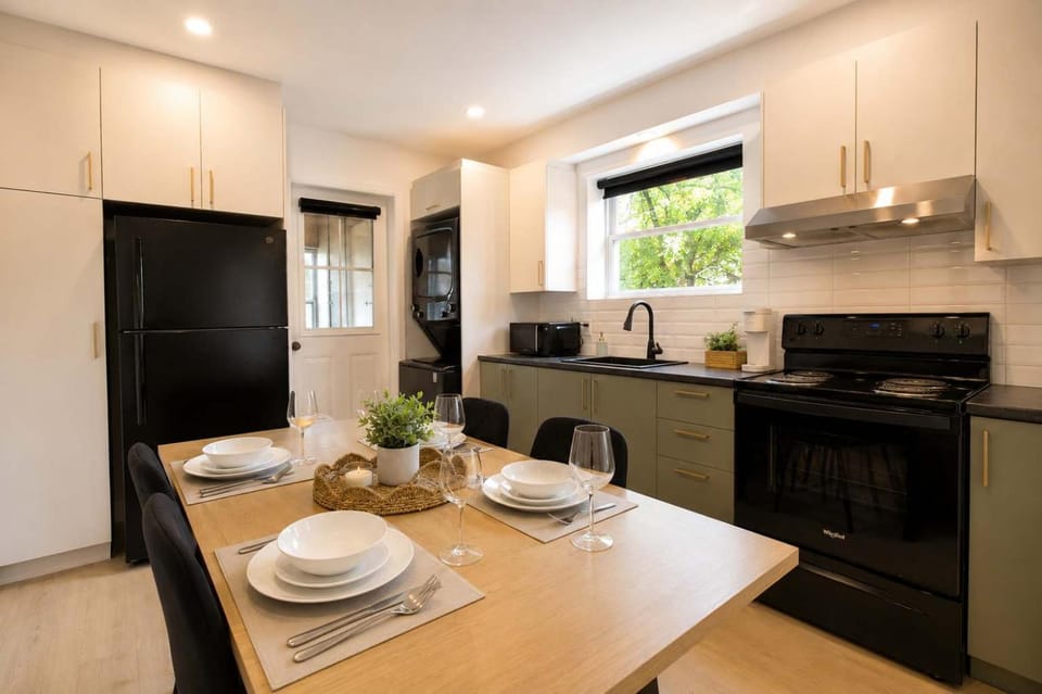 Boho Chic, 3 Bedrooms, Parking, AC, Unit 8 Apartment in Quebec City