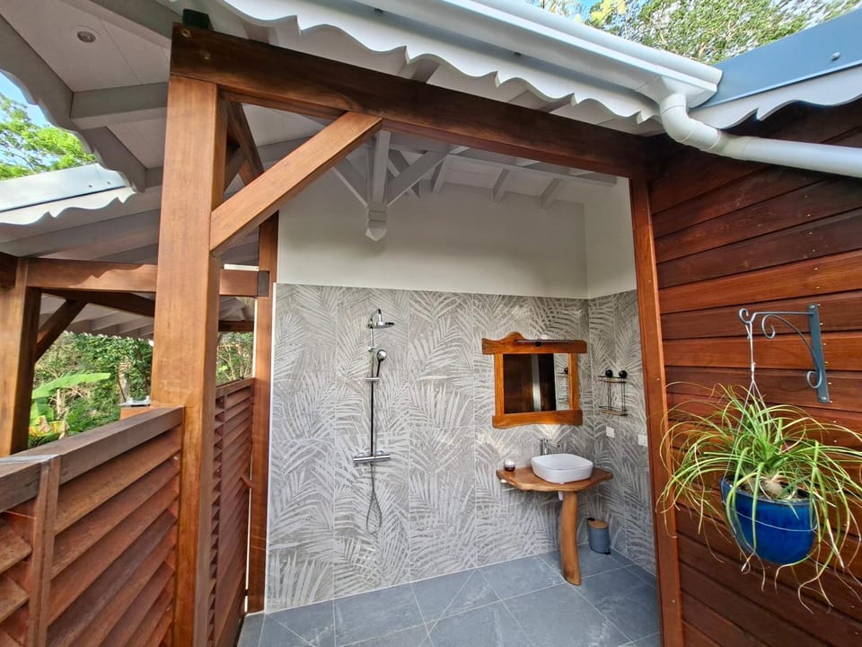 Lodge belle nature 1 chambre, piscine privée, grand jardin, 900 m de la plage de grande anse House in Deshaies