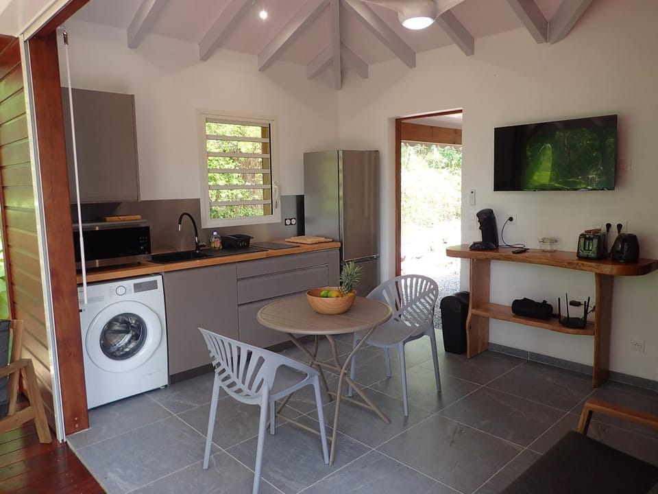 Lodge belle nature 1 chambre, piscine privée, grand jardin, 900 m de la plage de grande anse House in Deshaies