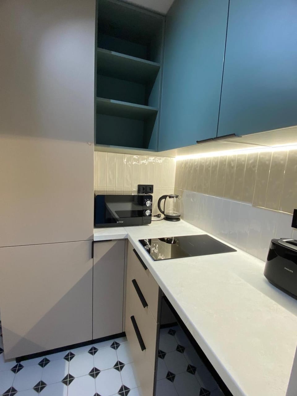 Kitchen or kitchenette, minibar, toaster