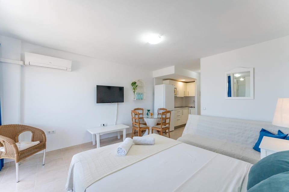 Bed, TV and multimedia, Kitchen or kitchenette, Living room, Seating area, Dining area, air conditioner