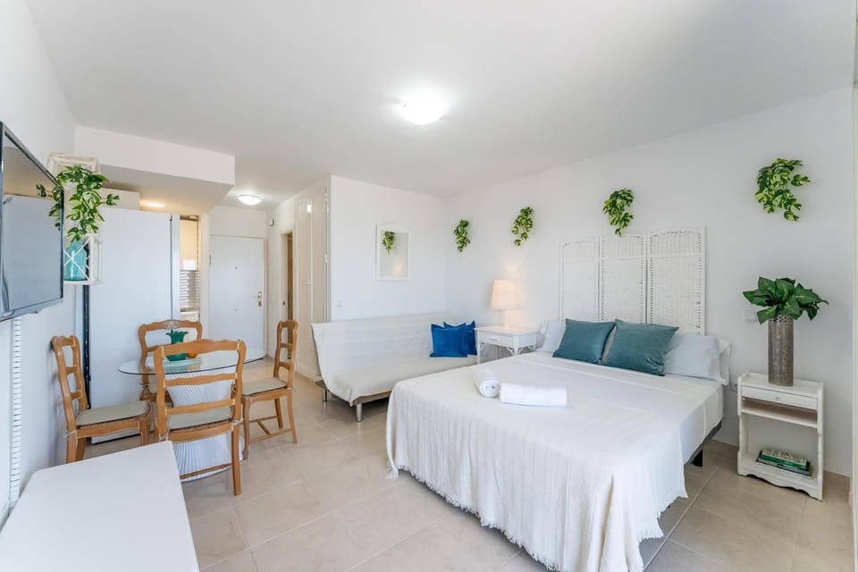 Bed, Living room, Photo of the whole room, Seating area, Dining area