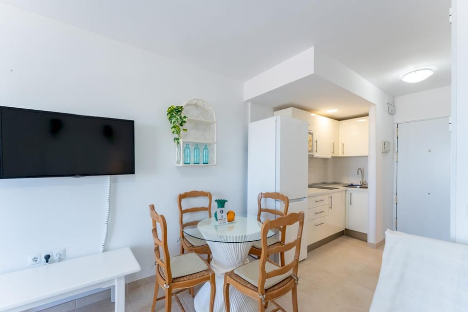 TV and multimedia, Kitchen or kitchenette, Seating area, Dining area, stove
