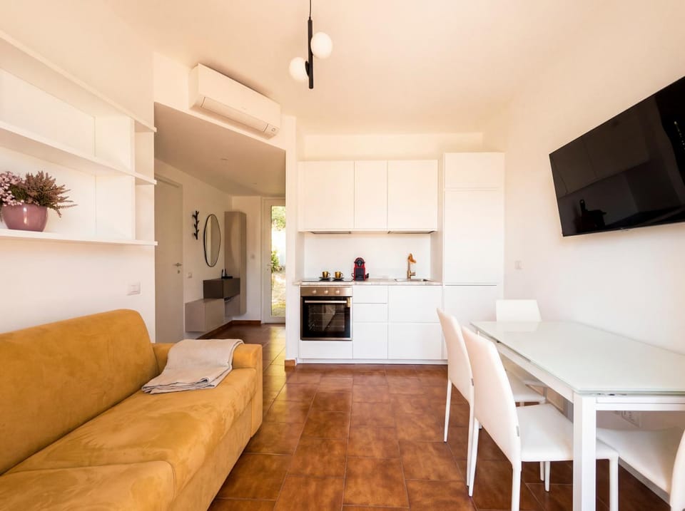 TV and multimedia, Kitchen or kitchenette, Living room, Seating area, Dining area, minibar, oven, pet friendly, stove