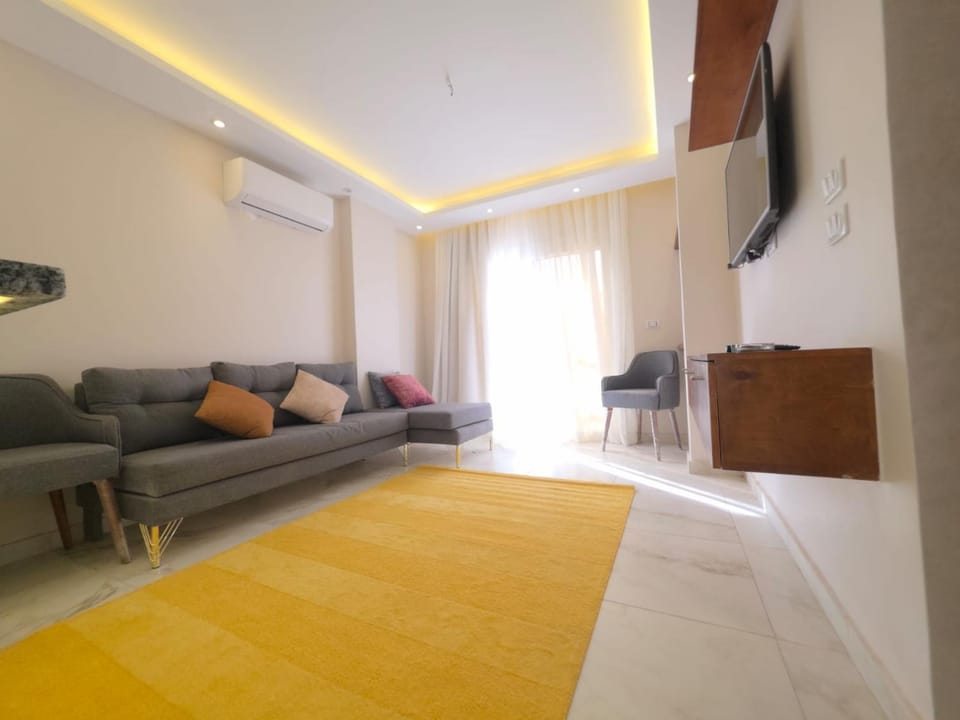 Communal lounge/ TV room, Bed, TV and multimedia, Living room, Photo of the whole room, Seating area, Evening entertainment, Bedroom, air conditioner