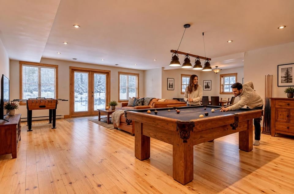 Lynx 72, Private SPA, Heated Pool, GYM Chalet in Quebec