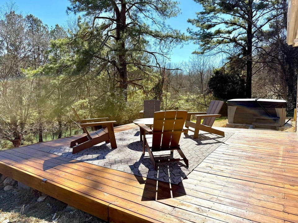 Private Lakefront Peninsula Retreat with Hot Tub House in Kingsport
