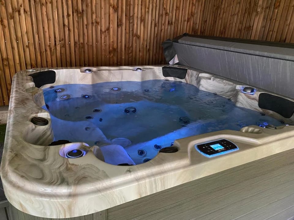 Cottage with Hot Tub House in Loches