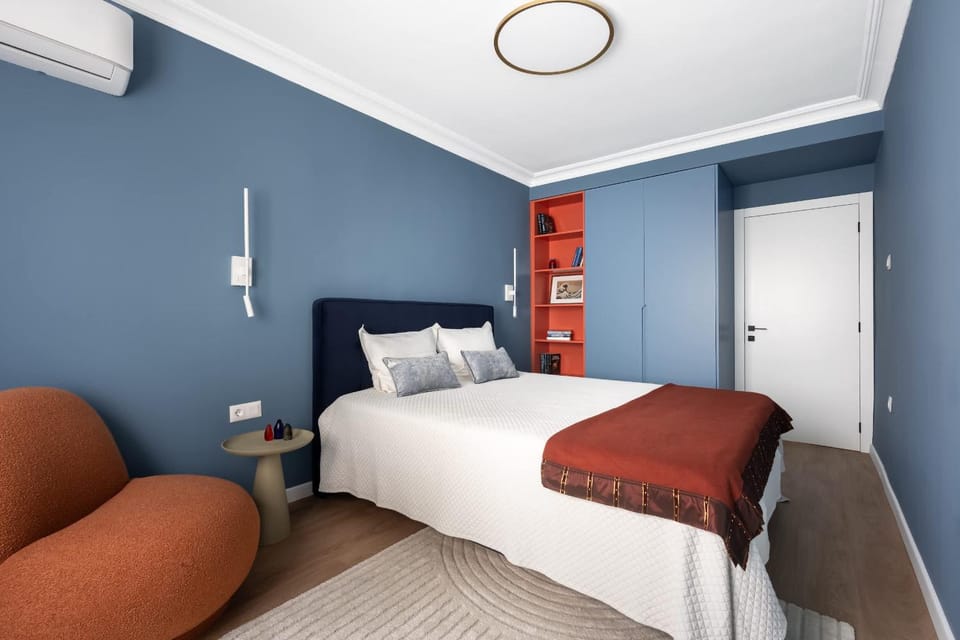 Bed, Seating area, Bedroom, air conditioner
