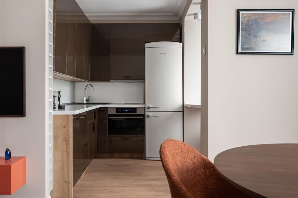 Kitchen or kitchenette, Dining area, oven, stove