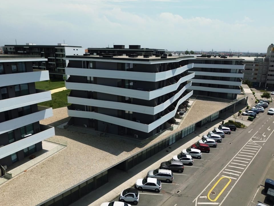 Property building, Day, Neighbourhood, Bird's eye view, City view, Street view, Location, Parking