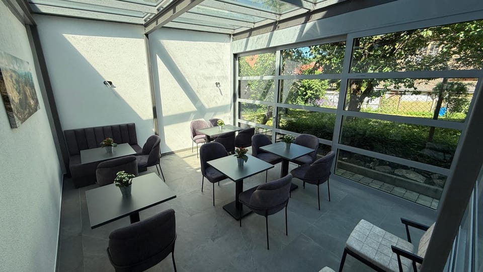 Restaurant/places to eat, Balcony/Terrace