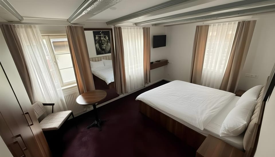 Bed, TV and multimedia, Seating area, Bedroom, wardrobe