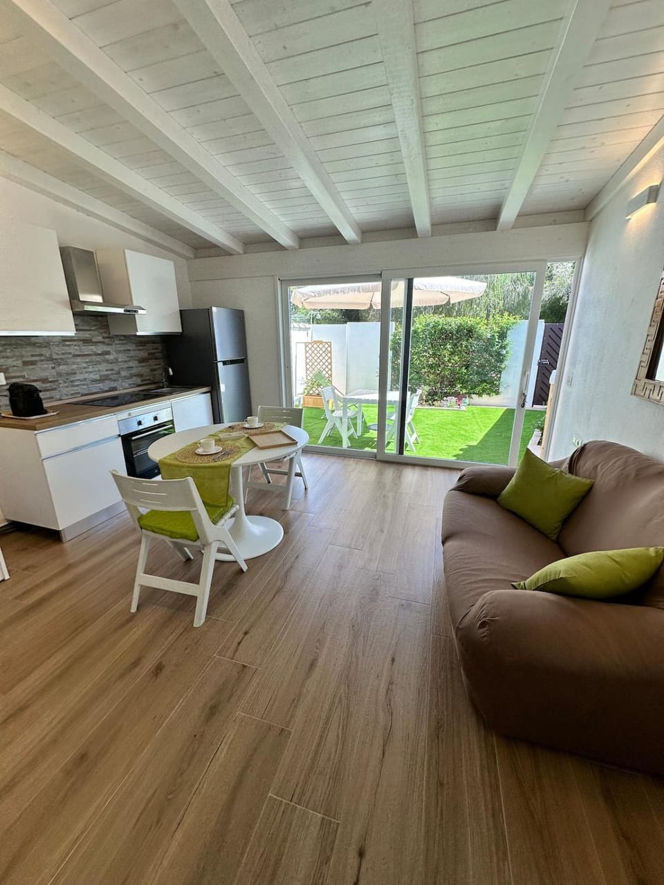 Garden, Kitchen or kitchenette, Living room, Seating area, Dining area, Garden view, oven