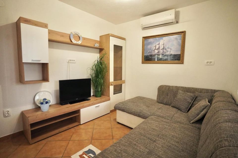 Communal lounge/ TV room, TV and multimedia, Living room, Seating area, Evening entertainment, air conditioner