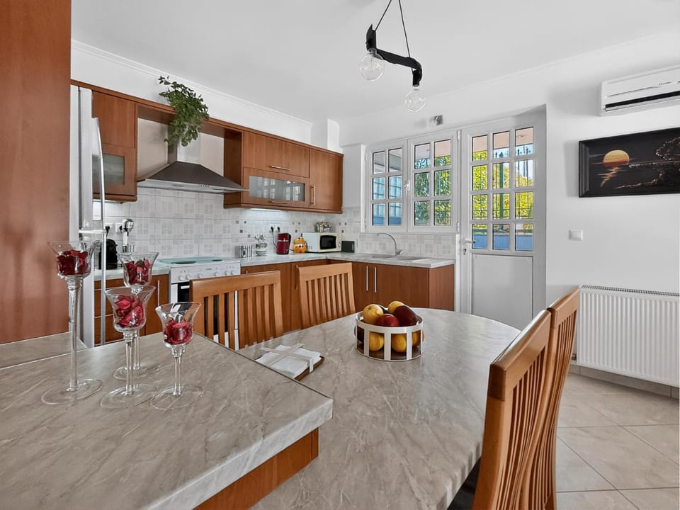 Dining area, kitchen