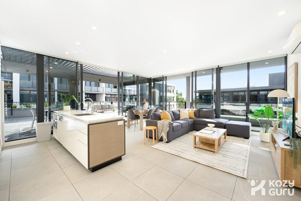 KozyGuru | Parramatta | Sleek Skyline Retreat Apartment in Parramatta