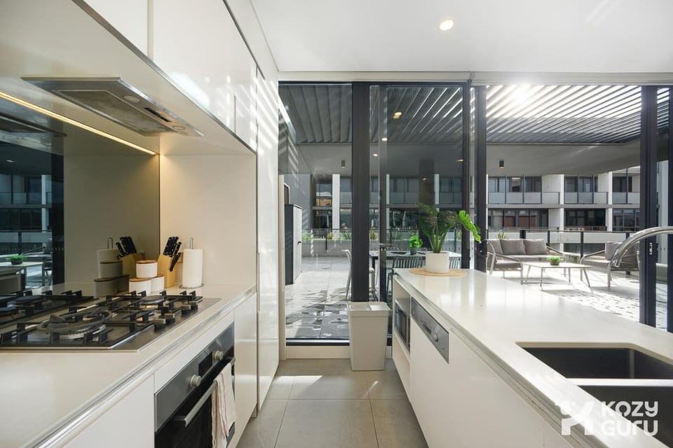 KozyGuru | Parramatta | Sleek Skyline Retreat Apartment in Parramatta