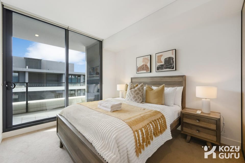 KozyGuru | Parramatta | Sleek Skyline Retreat Apartment in Parramatta