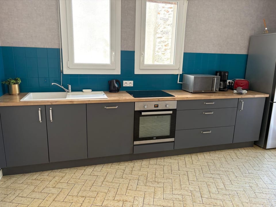 Coffee/tea facilities, Kitchen or kitchenette, dishwasher, oven, stove, toaster