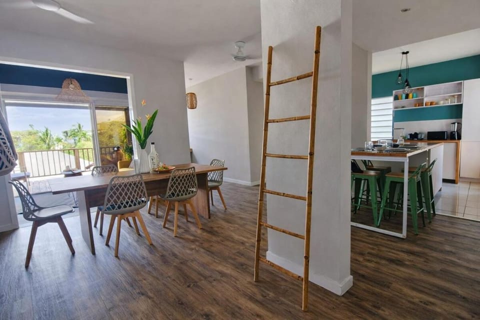 Kitchen or kitchenette, Living room, Seating area, Dining area, stove