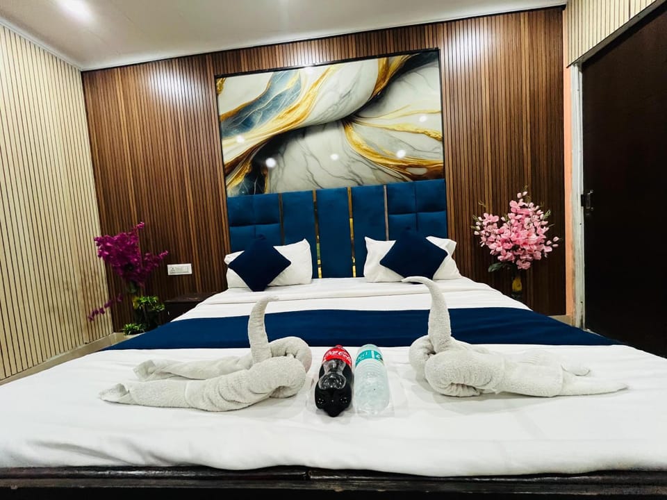 Bed, Food and drinks, Photo of the whole room, Bedroom, towels