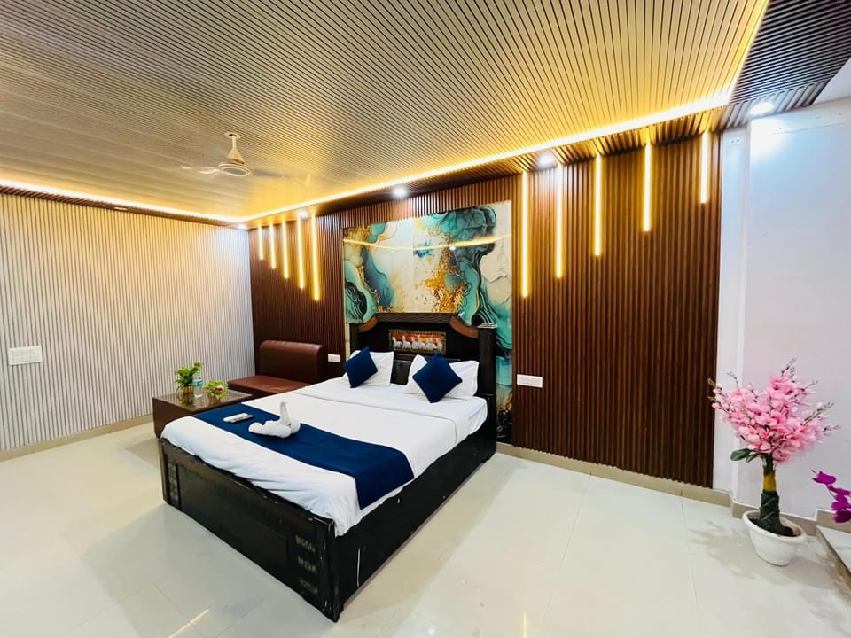 Bed, Photo of the whole room, Bedroom, fireplace, towels, air conditioner