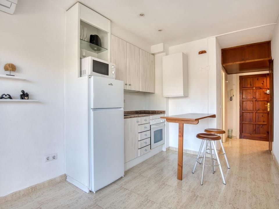 Kitchen or kitchenette, Dining area, oven, stove