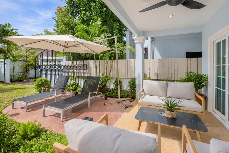 Property building, Patio, Day, Balcony/Terrace, Seating area, sunbed
