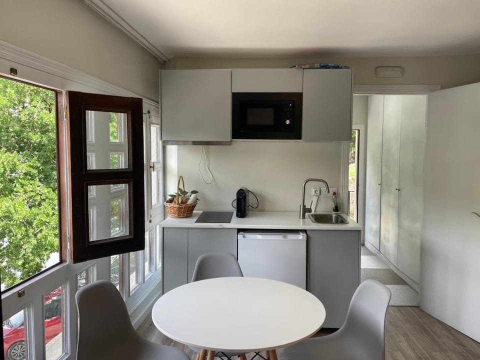 Coffee/tea facilities, Kitchen or kitchenette, Living room