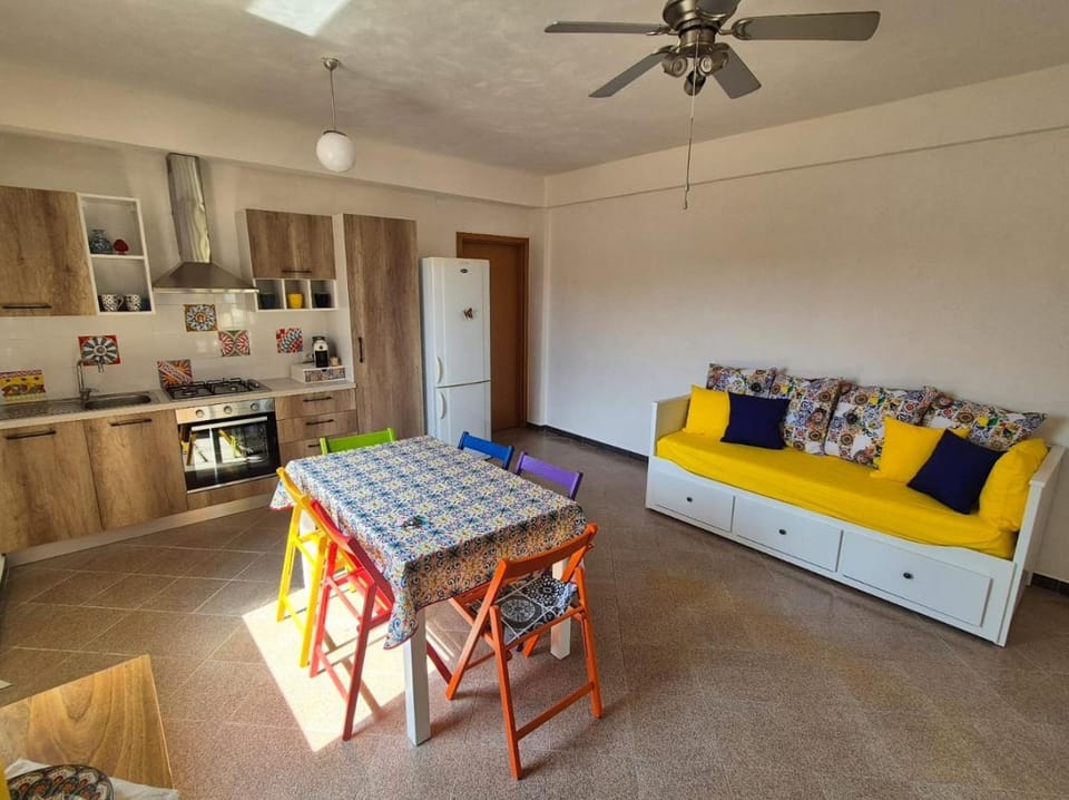 Living room, Dining area, oven