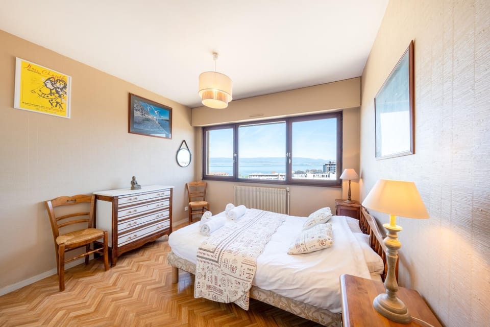 Photo of the whole room, Bedroom, towels