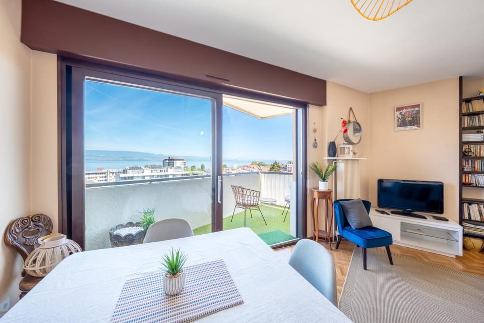 TV and multimedia, Balcony/Terrace, Living room, Seating area, Dining area, Lake view