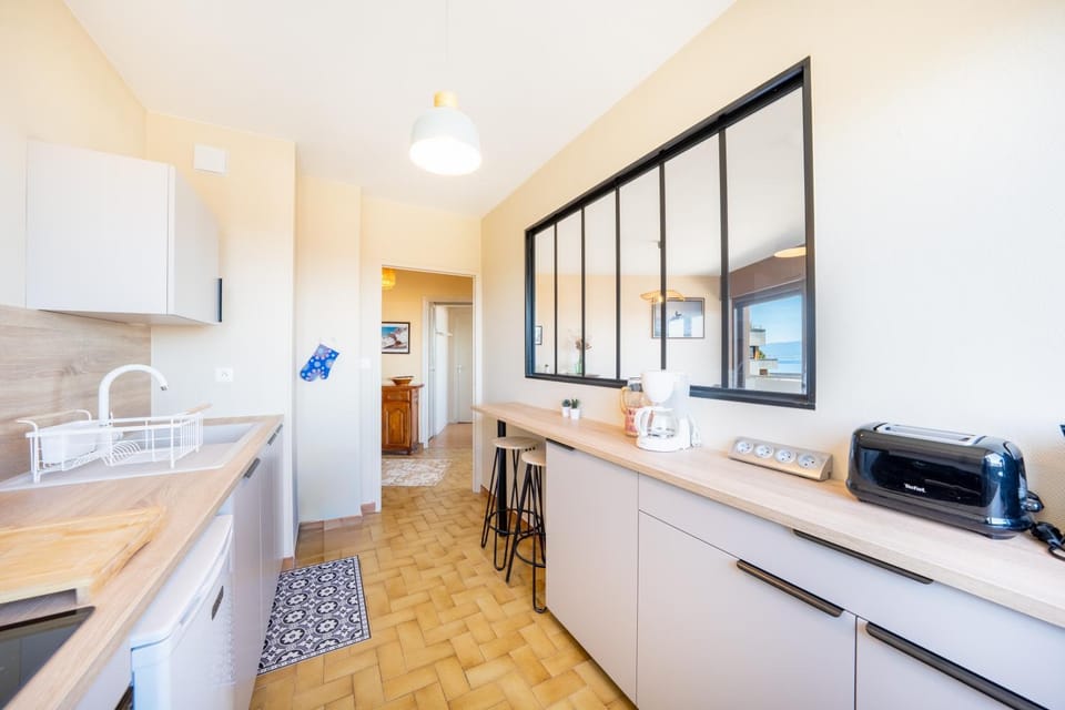 Kitchen or kitchenette, dishwasher, oven, pet friendly, stove, toaster