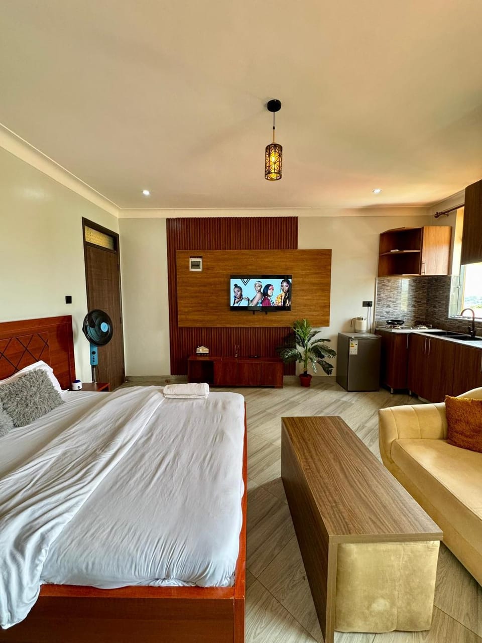 Bed, TV and multimedia, Living room, Photo of the whole room, Seating area, Bedroom