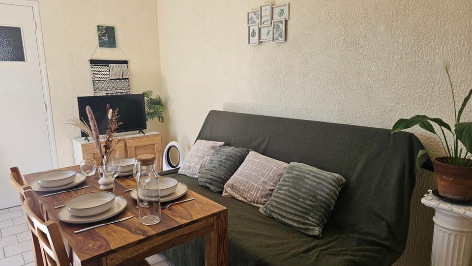 Living room, Dining area, wardrobe