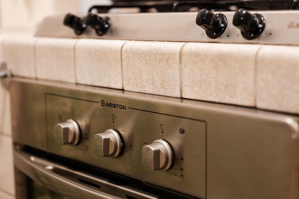 Kitchen or kitchenette, oven, kitchen
