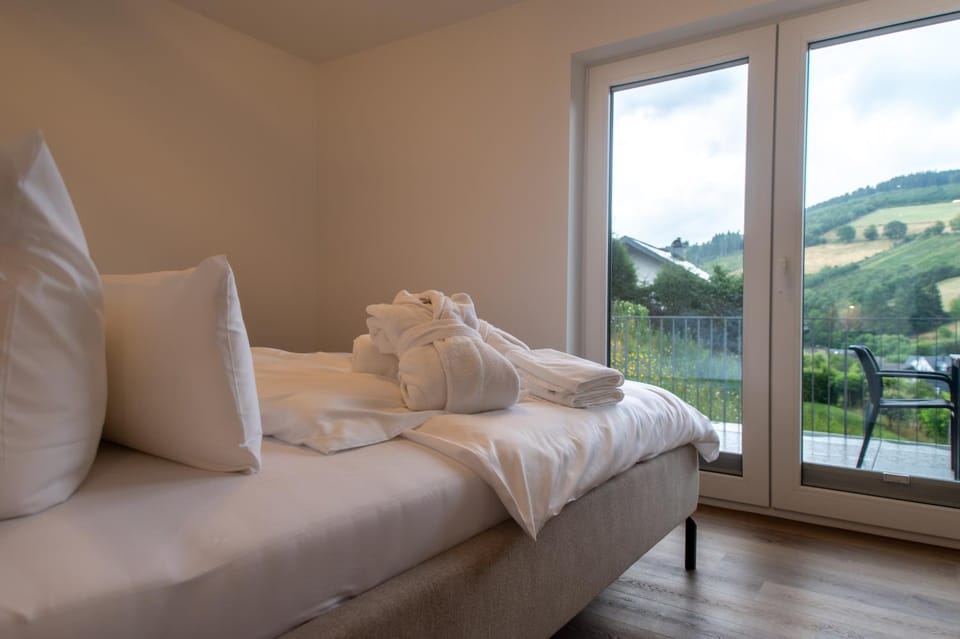 Bed, Balcony/Terrace, Bedroom, Mountain view