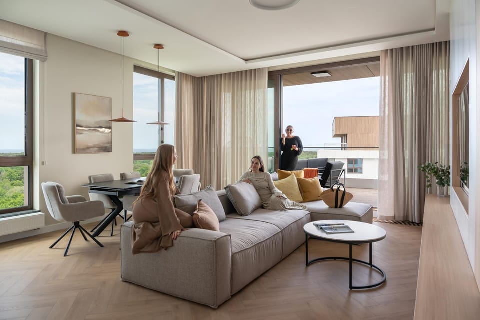 People, TV and multimedia, Living room, Seating area, Dining area, group of guests