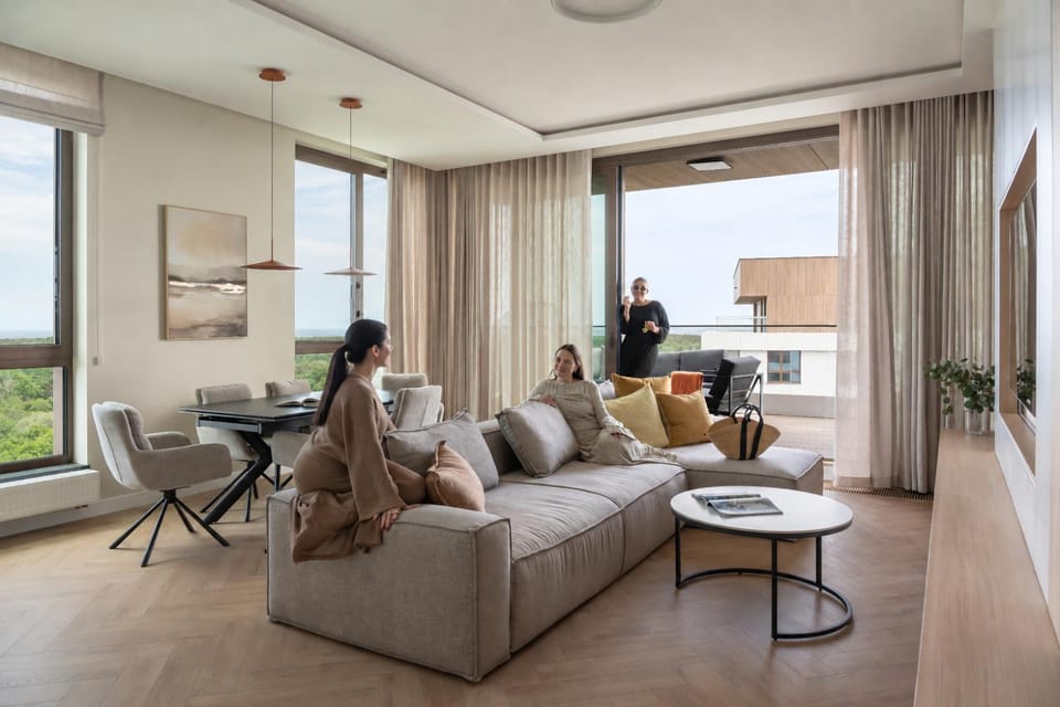 People, TV and multimedia, Living room, Seating area, Dining area, group of guests