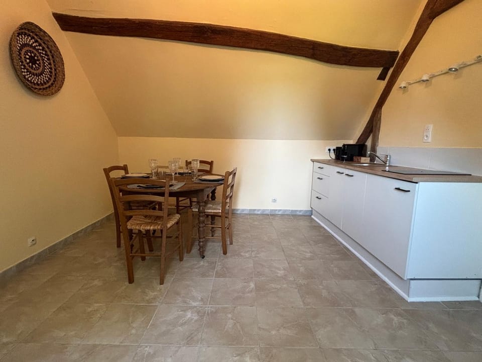 Kitchen or kitchenette, Dining area